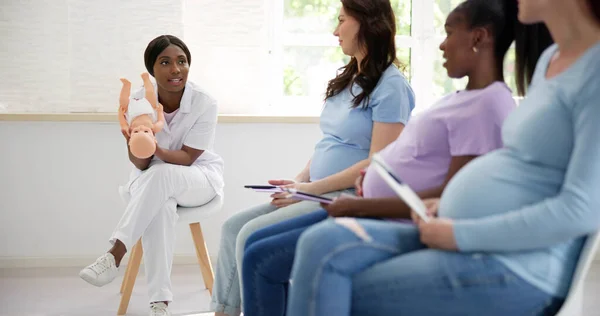 Bebek Bakımı Öğrenme Dersi Genç Hamile Kadınlar — Stok fotoğraf