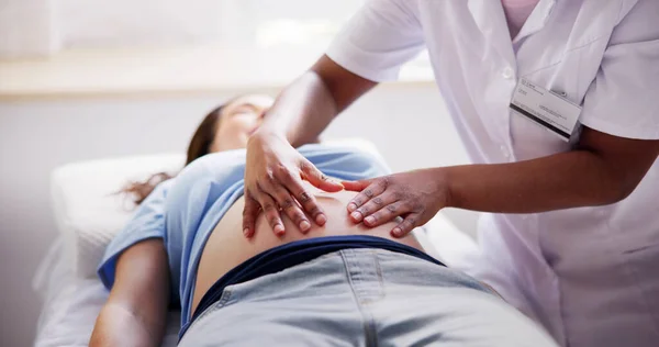 Massaggio Spa Incinta Prenatale Donna Gravidanza Wellness — Foto Stock