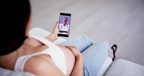 Zwangere Vrouw Videoconferentie Met Mannelijke Arts Aan Telefoon Thuis — Stockfoto