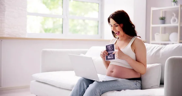 Těhotná Žena Notebookem Doma Video Volání — Stock fotografie