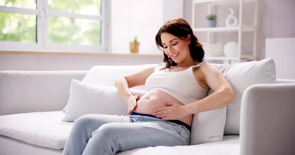 Närbild Gravid Kvinna Tillämpa Kräm Magen — Stockfoto