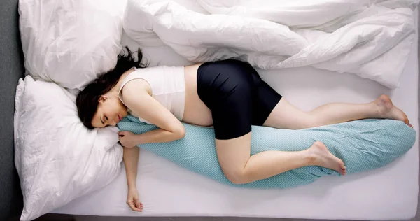 Sudut Tinggi Melihat Wanita Hamil Tidur Tempat Tidur — Stok Foto