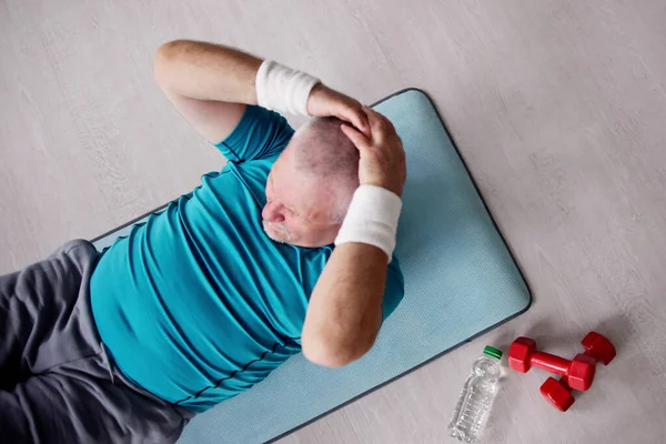 Funny Home Workout Man Müde Nach Lustigen Turnübungen — Stockfoto