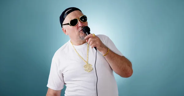 Mikrofonlu Güneş Gözlüklü Müzik Partisi Yıldızı Sahnedeki Adam — Stok fotoğraf