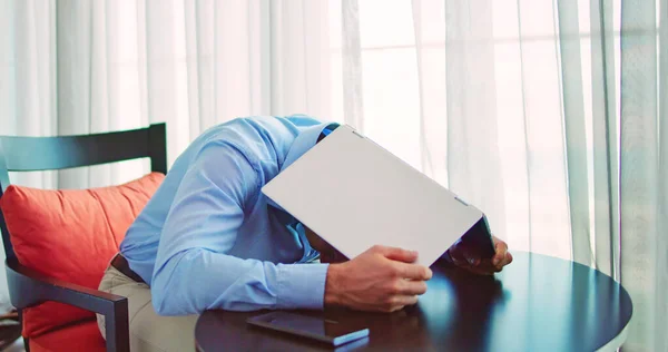 Смущенный Бизнесмен Прячущийся Ноутбуком Банкротство Бизнесмена — стоковое фото