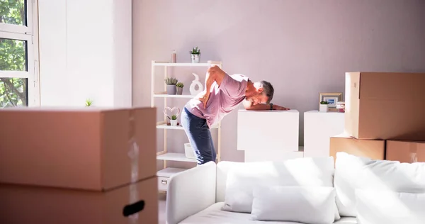 Schwere Möbel Mit Rückenschmerzen Heben Der Mann Hause — Stockfoto