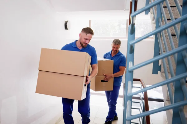 Overseas Relocator Movers Delivering Boxes Hombres Que Mueven Paquete — Foto de Stock