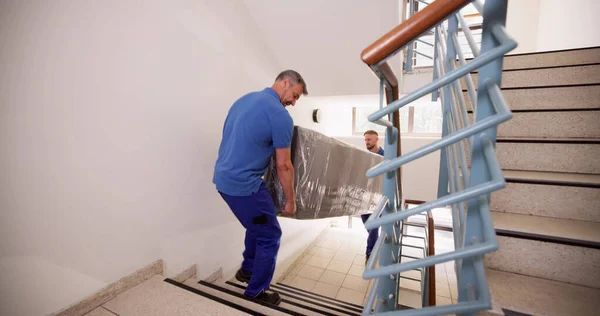 Перемещение Работников Службы Униформе Walking House Лестницы — стоковое фото