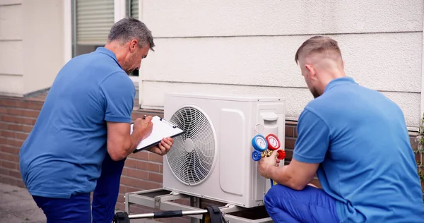 Industrial Air Conditioning Technician Hvac Cooling System Repair — 图库照片
