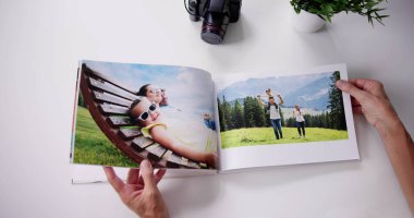 Fotoğraf Albümüne ya da Fotoğrafa Bakan Kadın