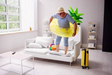 Evde Yaz Seyahati Sahil Tatili. Mutlu Adam Yaşam Tarzı