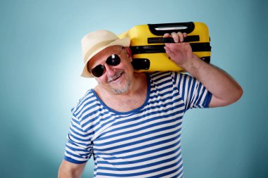 Yaz tatilinde poşetli komik şişman adam.