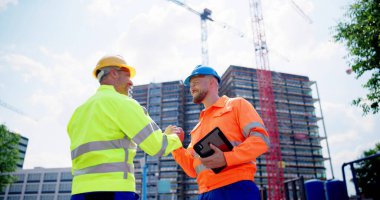 İnşaat işçisi el sıkışması. Mühendis el sıkışması