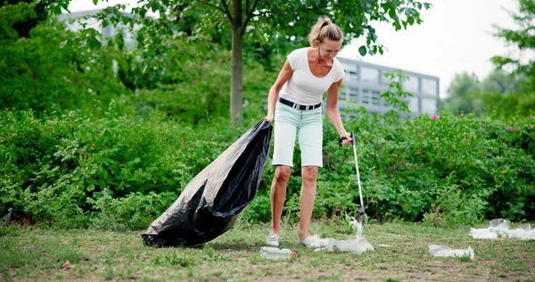 Garbage Removal Woman Doing Trash Rubbish Collection — Stock Photo, Image
