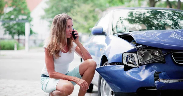 Stressed Woman Driver Calling Vehicle Mechanic Roadside — Stock Photo, Image