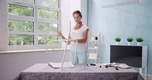 Hem Förbättring Montering Nya Möbler Förvirrad Kvinna — Stockfoto