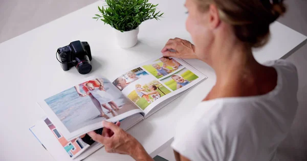 Donna Guardando Album Fotografico Fotolibro — Foto Stock