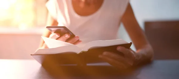 Christian Woman Czyta Biblię Telefonie Modli Się — Zdjęcie stockowe