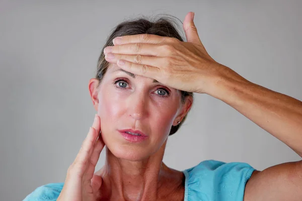Zamartwiona Kobieta Migreną Bólem Głowy — Zdjęcie stockowe