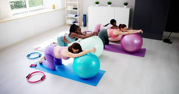 Zdravé Pilates Sportovní Tělocvična Těhotenská Gymnastika — Stock fotografie