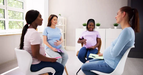 怀孕妇女团体班级 怀孕和分娩 — 图库照片