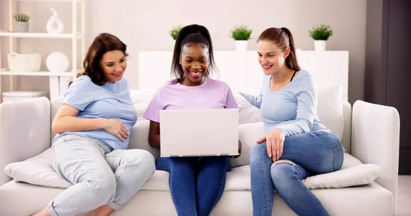 Zabawa Czacie Młode Kobiety Ciąży Pomocą Komputera Laptop — Zdjęcie stockowe