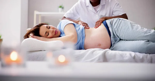 妊娠中のマッサージと医師による理学療法 — ストック写真