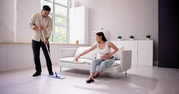 Man Helping Pregnant Wife Cleaning House Young Couple — Stock Photo, Image