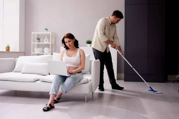 男人帮助怀孕的妻子 清洁室 年轻夫妇 — 图库照片