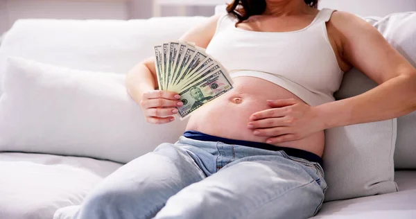 Gravid Kvinna Med Pengar Hälsosam Familj Hemma — Stockfoto