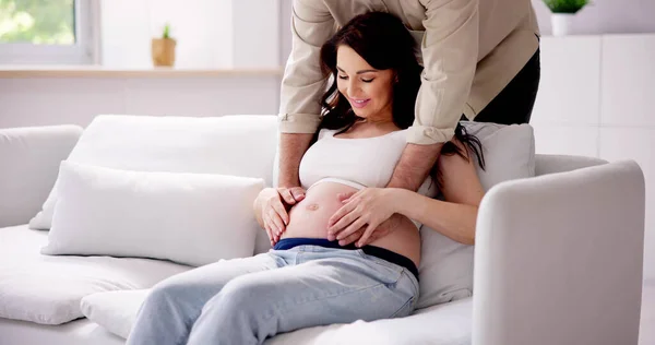 Foto Primer Plano Pareja Embarazada Tocando Vientre — Foto de Stock