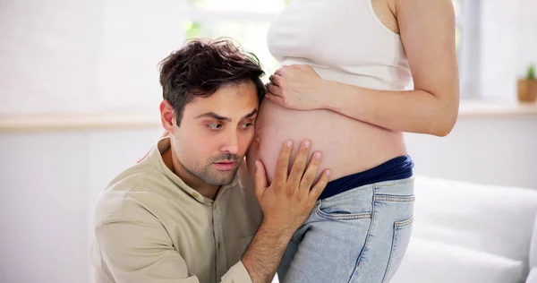 Έγκυο Ζευγάρι Περιμένει Μωρό Χέρια Στην Κοιλιά — Φωτογραφία Αρχείου