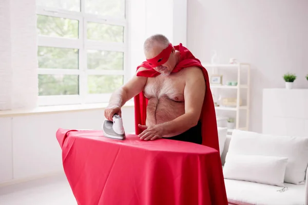 面白いスーパーヒーローアイロン服 男の成功の概念 — ストック写真