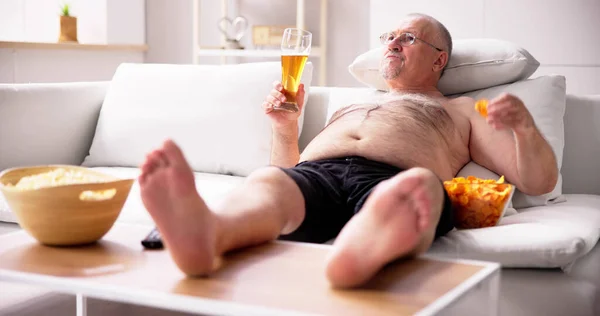Переедание Нездоровой Пищи Пьянство Пива Просмотр Телевизора — стоковое фото
