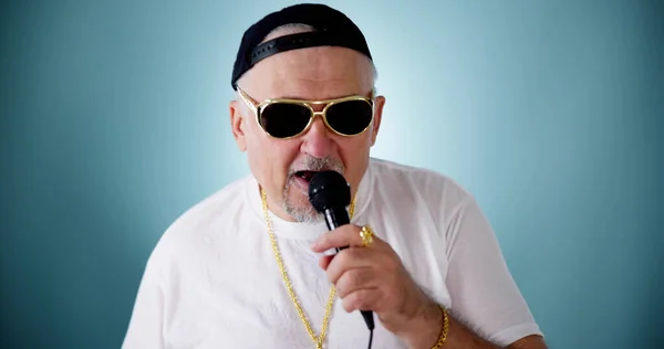 Music Party Star Sunglasses Mikrofonem Muž Scéně — Stock fotografie