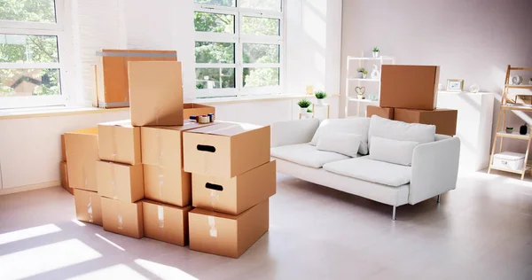 Wohnzimmerverlegung Möbel Und Lieferboxen Verschieben — Stockfoto