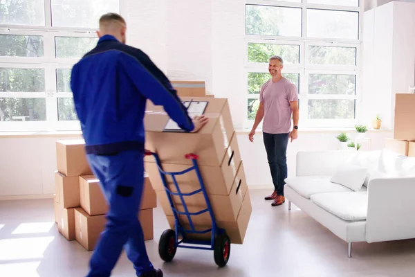 Customer Working Mover Service Auftraggeber Erhält Lieferverpackung — Stockfoto