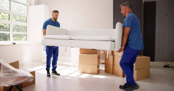Professionelle Möbel Mover Und Lieferung Bewegte Couch — Stockfoto