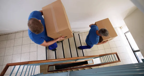 Overseas Relocator Movers Delivering Boxes Hombres Que Mueven Paquete —  Fotos de Stock