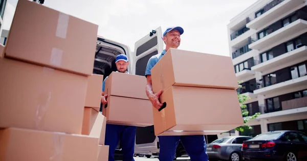 Lastwagenfahrer Entladen Transporter Mit Kisten Und Umzugswagen — Stockfoto