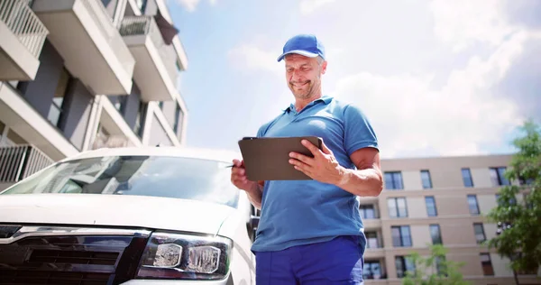 Uomo Consegna Vicino Camion Furgone Utilizzando Tablet — Foto Stock