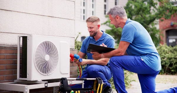 Industrial Air Conditioning Technician Hvac Cooling System Repair — Φωτογραφία Αρχείου