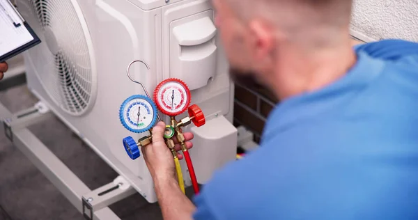 Techniker Für Industrielle Klimaanlagen Reparatur Des Kühlsystems Für Klimaanlagen — Stockfoto
