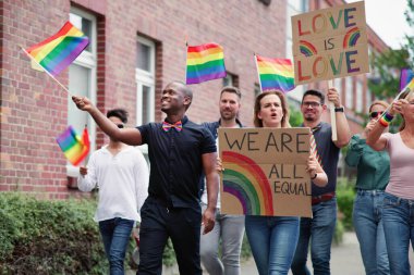 Mutlu Gökkuşağı Yürüyüşü. LGBT Özgürlük Bayrağı