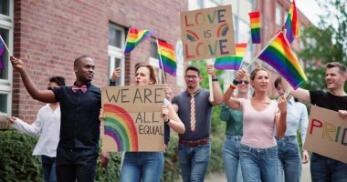 Mutlu Gökkuşağı Yürüyüşü. LGBT Özgürlük Bayrağı