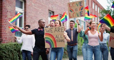 Mutlu Gökkuşağı Yürüyüşü. LGBT Özgürlük Bayrağı