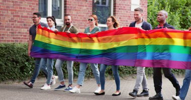 Mutlu Gökkuşağı Yürüyüşü. LGBT Özgürlük Bayrağı