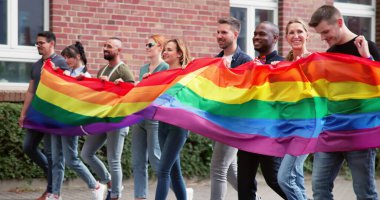 Mutlu Gökkuşağı Yürüyüşü. LGBT Özgürlük Bayrağı