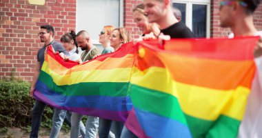 Mutlu Gökkuşağı Yürüyüşü. LGBT Özgürlük Bayrağı