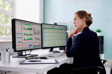 Bilgisayar Ekranında KPI Verileriyle Çalışan Finansal Analizci